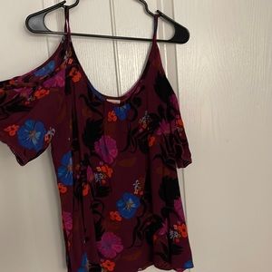 Flowy spaghetti straps and open shoulder to flounce sleeves.